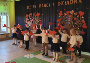 Motylki podczas występu z okazji Dnia Babci i Dziadka