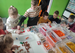 Biedronki podczas warsztatów klocków LEGO