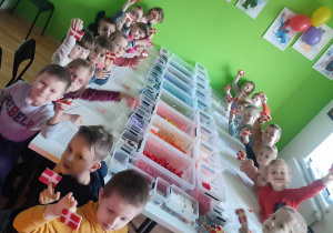 Biedronki z flagami Danii ułożonymi z klocków LEGO