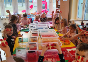 Misie i Motylki z flagą Danii ułożoną z klocków LEGO