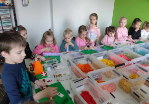 Smerfy podczas warsztatów klocków LEGO