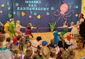Dzieci z grupy Smerfów przeciągają linę