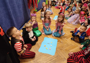 Grupa Biedronek przygotowuje się do łowienia rybek