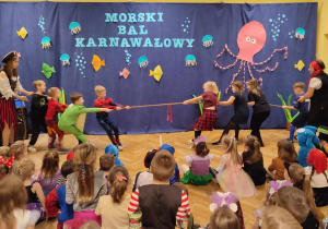 Przeciąganie liny w grupie Słoneczek