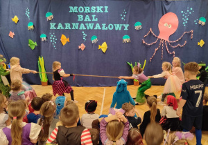 Przeciąganie liny w grupie starszaków ze Słoneczek