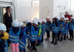 Dzieci zwiedzają zakład pracy.