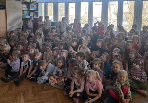 Przedszkolaki z zaciekawieniem obejrzały występ starszych kolegów