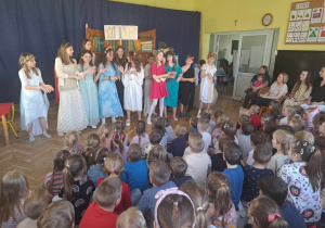 Uczniowie z SP1 podczas przedstawienia