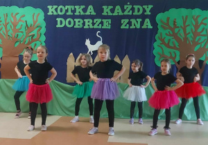 Dziewczynki z grupy Smerfów w tańcu