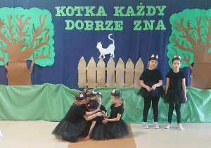 Grupa Smerfów podczas przedstawienia z okazji Dni Otwartych w naszym Przedszkolu