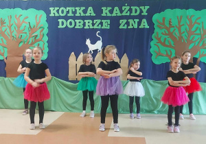 Taniec w wykonaniu grupy Smerfów