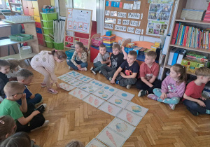 Biedronki wykonują zadanie podczas Dnia Matematyki