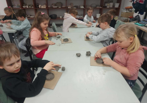 Słoneczka na warsztatach ceramicznych w Gigantach Mocy