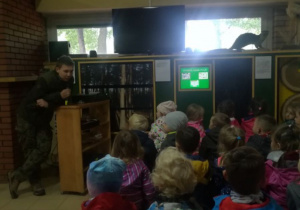 Leśniczy opowiada dzieciom o swoim zawodzie.