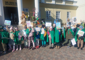 Starszaki przed Muzeum Regionalnym w Bełchatowie