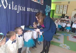 Pani Dyrektor pasuje maluchy na przedszkolaków