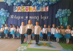 Starszaki witają przybyłych gości