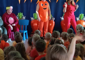 Występ pracowników przedszkola dla dzieci z okazji Dnia Marchewki