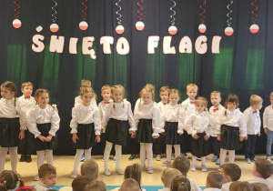 Misie w trakcie występu z okazji Dnia Flagi