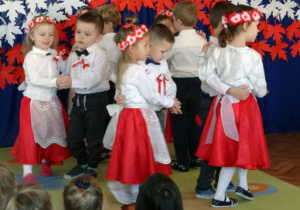 Dzieci z Misiów tańczą kujawiaka.