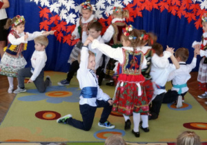 Dzieci z Biedronek tańczą krakowiaka.