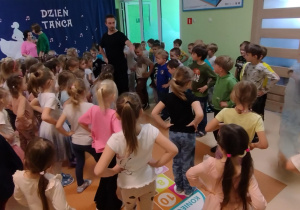 Dzieci podczas nauki tańca