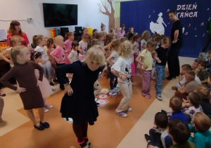 Dziewczynki w podstawowych krokach tańca cha-cha