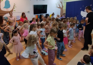 Zespół dziewczynek wykonuje podstawowe kroki tańca cha-cha