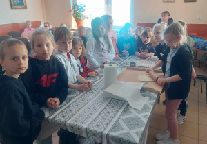 Słoneczka podczas lepienia pierogów