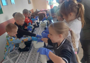 Słoneczka wyrabiają serek szczercowski typu klimek