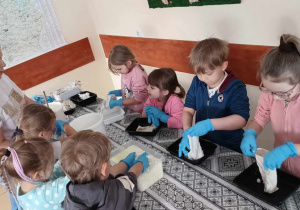 Smerfy wytwarzają serek klimek