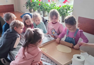 Wałkowanie ciasta na pierogi