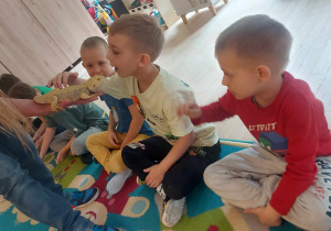 Słoneczka witają się z jaszczurką