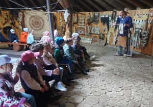 Słoneczka słuchają o życiu codziennym Indian