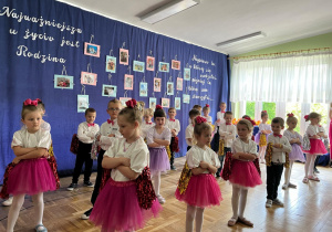 Taniec Biedronek z okazji Dnia Mamy i Taty