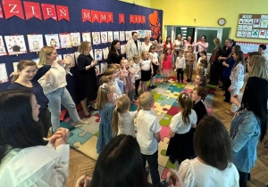 Wspólne zabawy z rodzicami w grupie Słoneczek