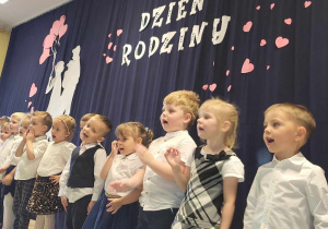 Występ Krasnali z okazji Dnia Mamy i Taty