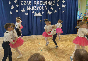 Smerfy w tańcu