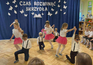 Taniec w wykonaniu Smerfów