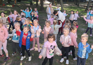 Wspólne zabawy w ogrodzie przedszkolnym