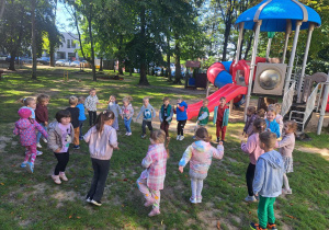 Zabawy w ogrodzie przedszkolnym