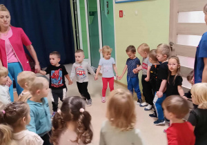Przedszkolaki śpiewają piosenkę o ziemniaku