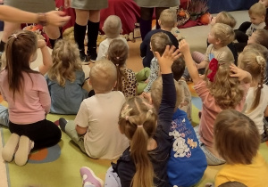 Dzieci zadają pytania naszym gościom
