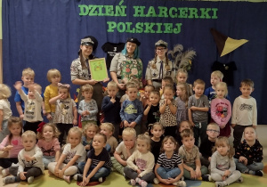 Harcerki z młodszymi przedszkolakami