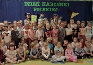 Harcerki ze starszakami