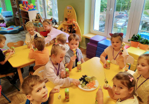 Biedronki komponują owocowe szaszłyki