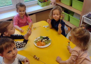 Misie i ich owocowe szaszłyki