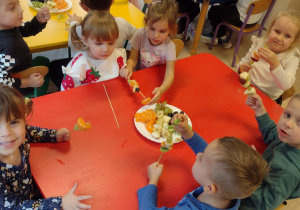 Misie komponują własne szaszłyki owocowe