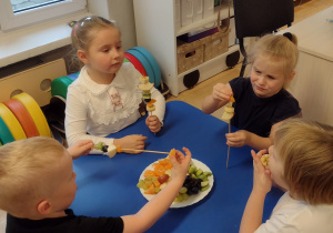 Misie robią owocowe szaszłyki