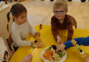 Misie robią szaszłyki z owoców